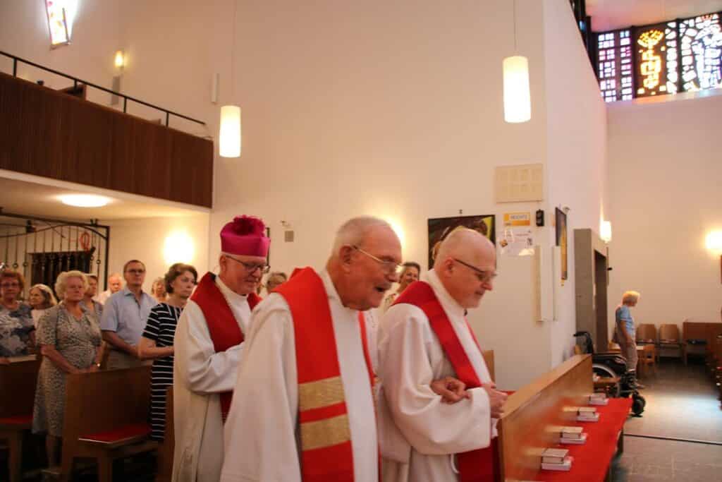 70 Jahre Priesterjubiläum - Ein Fest der Freude und Dankbarkeit
In unserer Gemeinde Wien-Strebersdorf durfte am Hochfest Petrus und Paulus ein ganz besonderer Anlass gefeiert werden: Das 70-jährige Priesterjubiläum unseres Altpfarrers Dr. August Dobbek, der mit großer Hingabe und Liebe seinen Dienst an der Gemeinde verrichtet hat. Der feierliche Gottesdienst war ein Ausdruck des Dankes und der Wertschätzung für sein jahrzentelanges Engagement und Wirken, dies hob auch der jetzige Pfarrer Msgr. Franz Schuster während seiner Ansprache eindrucksvoll hervor.
Bereits im Gottesdienst war die große Freude des Jubilars spürbar. Sein Gesicht strahlte vor Freude, als er den päpstlichen Segenswunsch von Papst Leo, den XIV., entgegennahm. Ein Zeichen der Verbundenheit mit der katholischen Kirche und Anerkennung seines lebenslangen Wirkens.
Nach dem Gottesdienst gab es eine schöne Feier im Pfarrheim, die den festlichen Anlass gebührend würdigte.
Wir sind dankbar, dass unser Altpfarrer auch weiterhin Teil unserer Gemeinschaft ist, und wünschen ihm noch viele Jahre in unserer Mitte! Herzlichen Glückwunsch zu 70 Jahren priesterlichen Dienst, möge Ihr Weg weiterhin von Gott gesegnet sein!